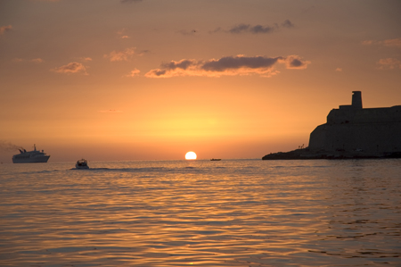 sunrise on grand harbour